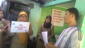 Tim Sidak dari Dinas Peternakan Kota Metro memasang pengumuman adanya kandungan daging babi dalam menu pangsit yang dijual