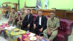 Nasrianto Effendi (ke-2 dari Kanan) dan Ketu Dewan Pendidikan Kota Metro, H Darmanto (ke-3 dari Kanan) Dok. Jejamo.com